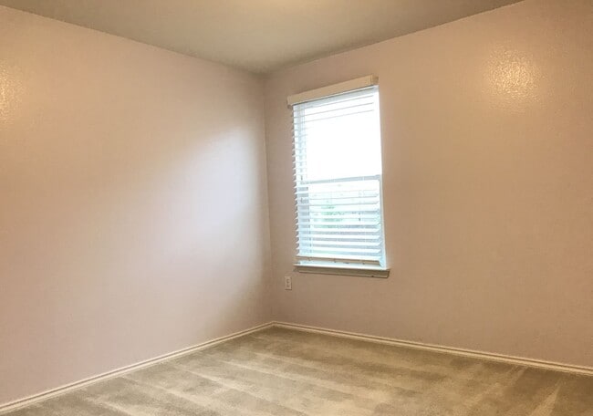 Building Photo - Great Location, Great Price