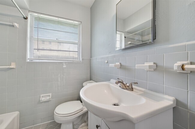 Building Photo - 3428 Bradford St