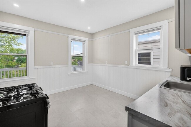 Building Photo - 64 Topliff St