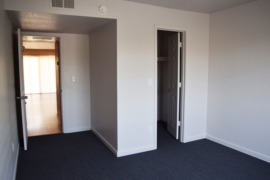 Building Photo - 740 W Elm St