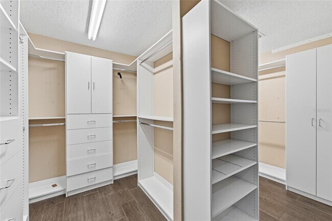 Building Photo - 6513 Thoroughbred Loop