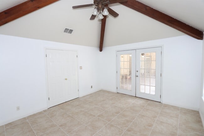 Building Photo - 609 St James Ct