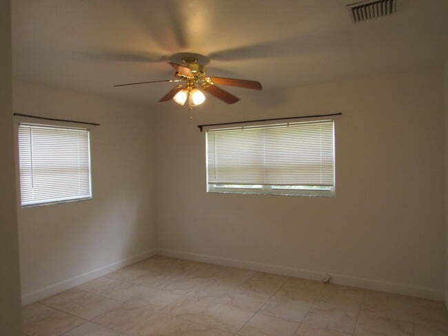 Building Photo - LOVELY 2 BEDROOM SINGLE FAMILY HOME IN CLE...