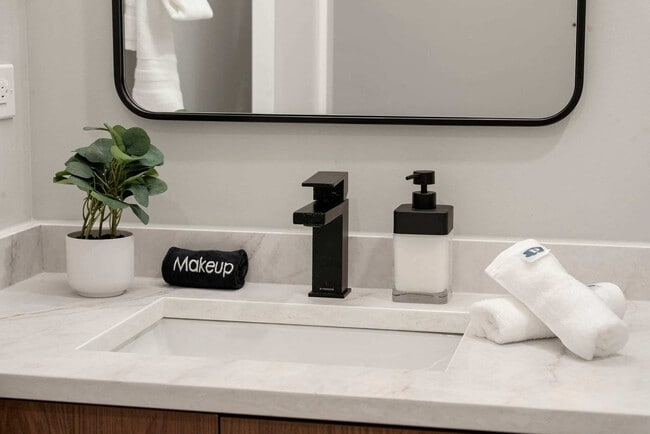 Building Photo - 2344 W Polk St