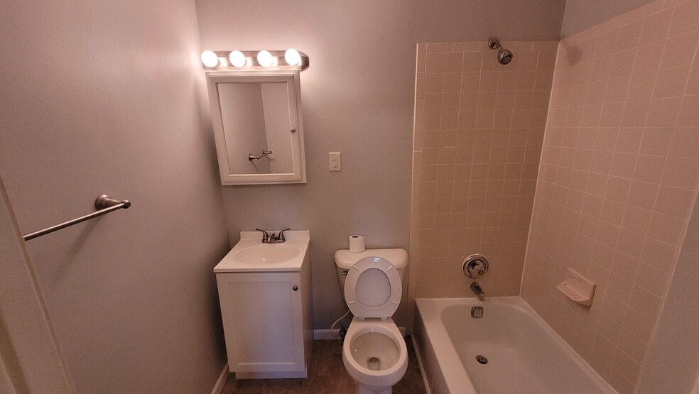 Building Photo - 580 Mesa Dr