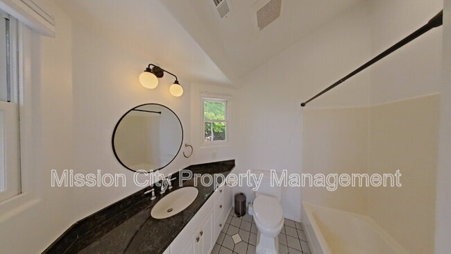 Building Photo - 2570 Lillie Ave