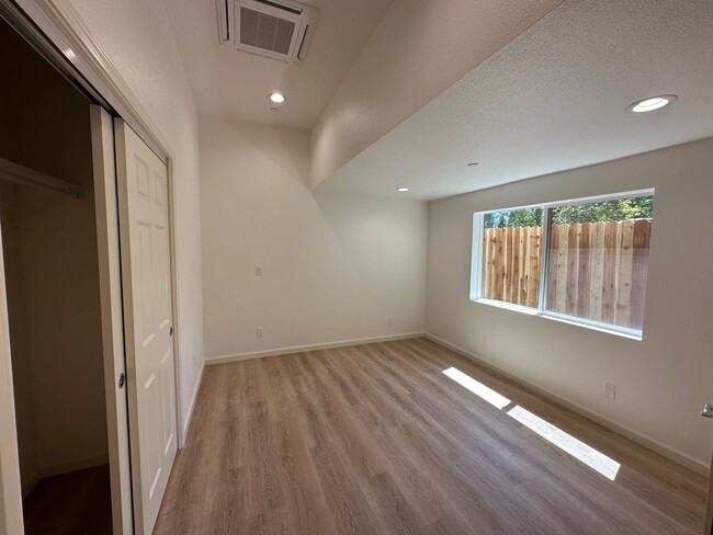 Building Photo - Newly Renovated 3 Bedroom 2 Bathroom Close to Town