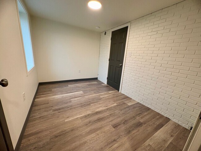 Building Photo - 202 S Lawrence St