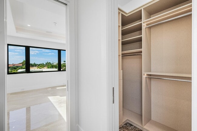 Building Photo - 2650 NE 48th Ct