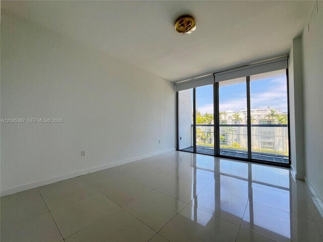 Building Photo - 9940 W Bay Harbor Dr