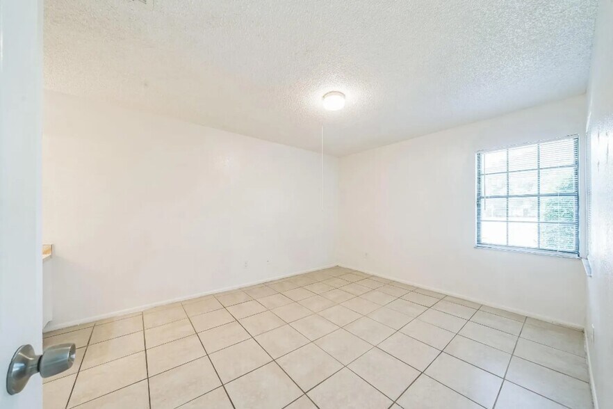 Building Photo - 273 SW Sterret Cir