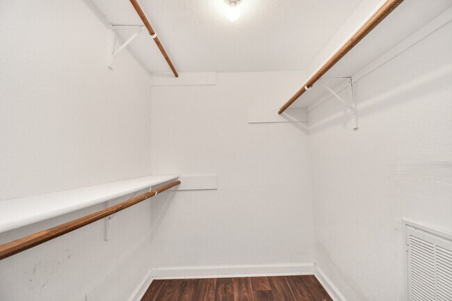 Building Photo - 7400 Bellerive Dr