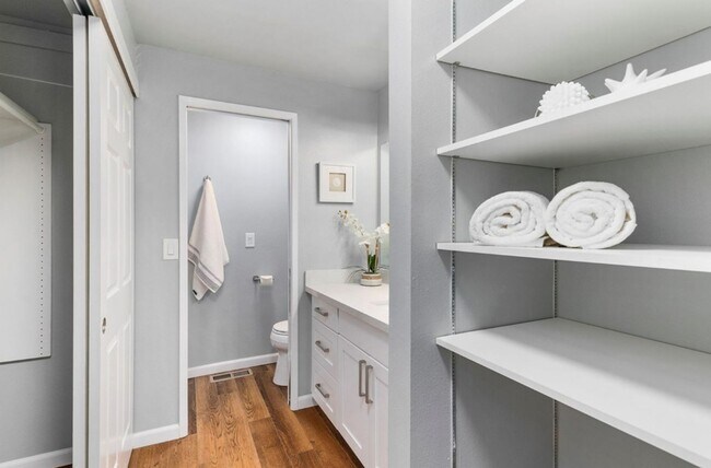 Building Photo - 2bd/1.75ba Kirkland Condo