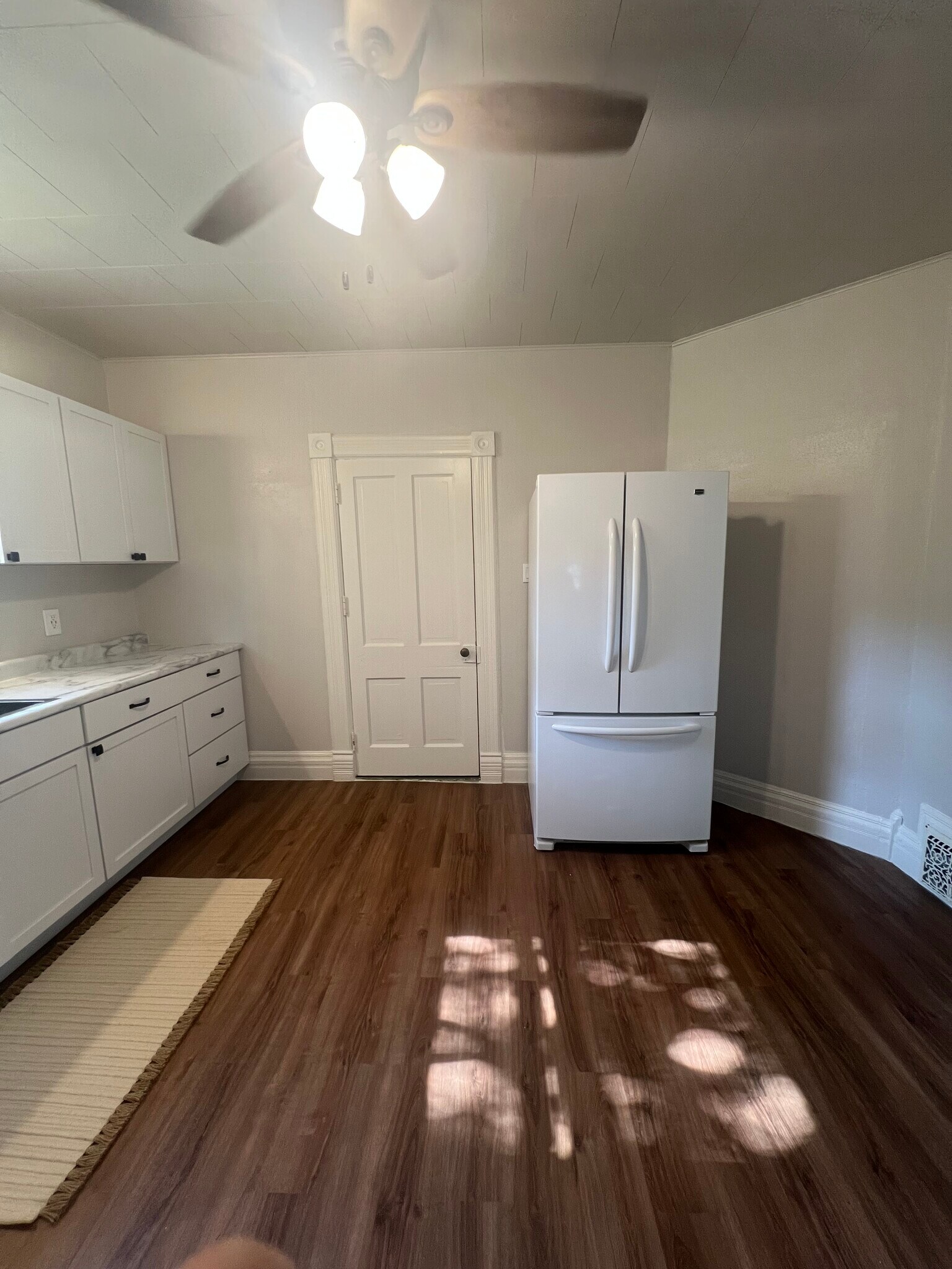 Kitchen - 507 Center Ave