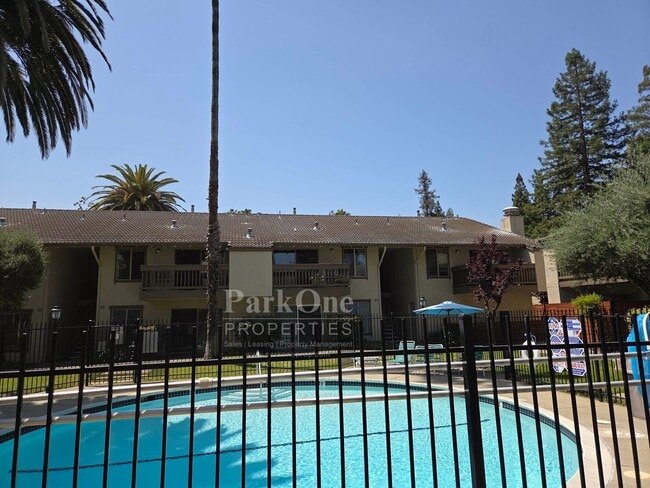 Building Photo - Super cool 2 bedroom condo with great loca...