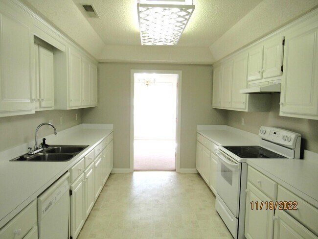 Building Photo - 3840 Oleander Dr