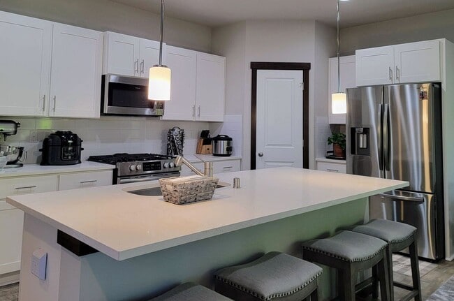 Building Photo - Available NOW!- 3bed home at The Reserve – Close to ferries, shopping and dining!