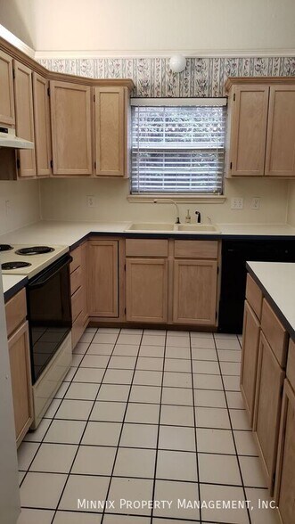 Building Photo - 6115 8th Dr