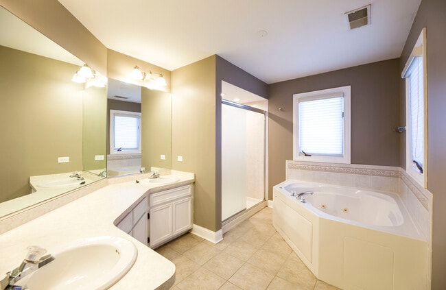 Building Photo - 8444 Dunmore Dr