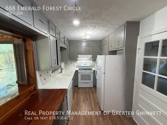 Building Photo - 668 Emerald Forest Cir SW