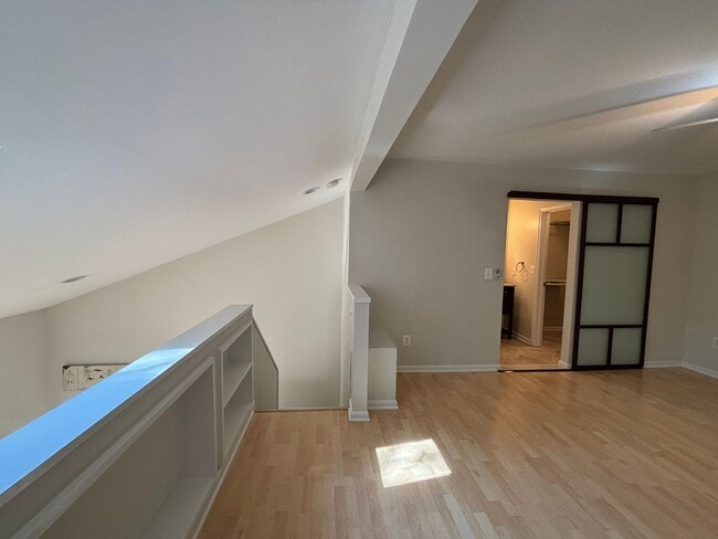 Building Photo - Adorable 1 bedroom 1.5. bath end unit townhouse in Annapolis