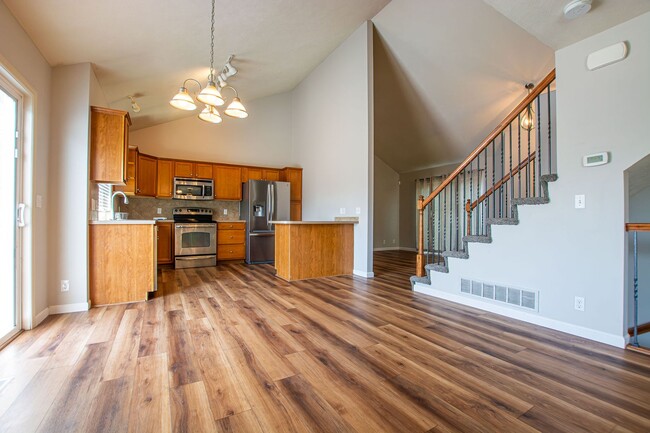 Building Photo - Extremely Spacious 3 Bedroom / 2.5 Bath Home in Bellevue!