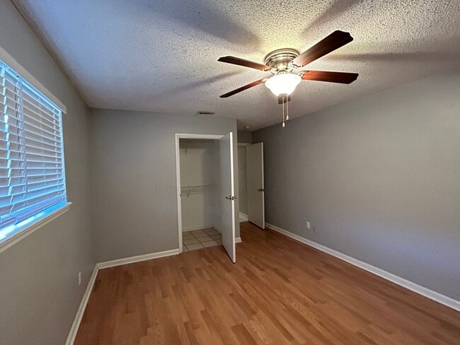 Building Photo - 4 bedroom duplex-East Ridge