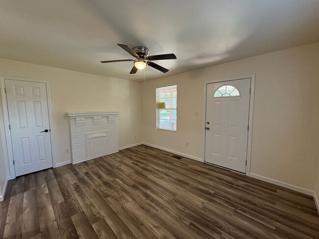 Building Photo - Affordable and Adorable Duplex in Enderly ...