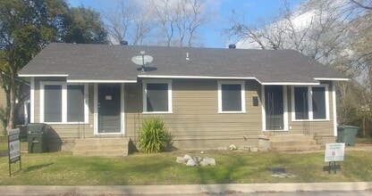 Building Photo - Bryan - 1 bedroom / 1 Bath / Fenced back yard Duplex