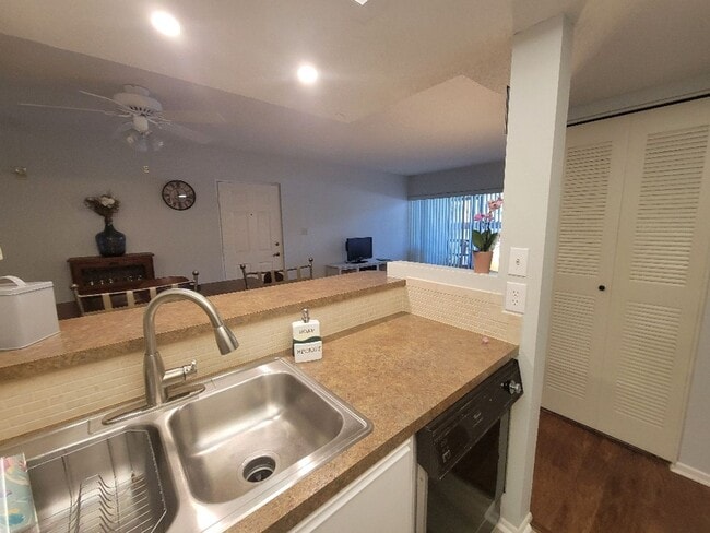 Building Photo - Lovely bottom floor UN-furnished condo Por...