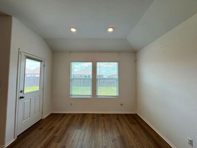 Building Photo - 208 Magione St