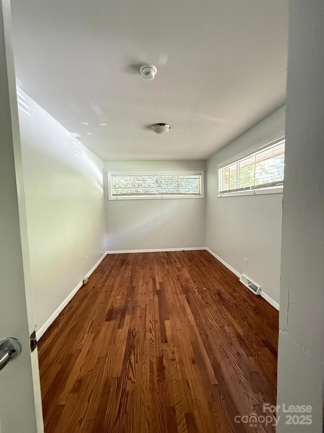 Building Photo - 617 Camrose Dr