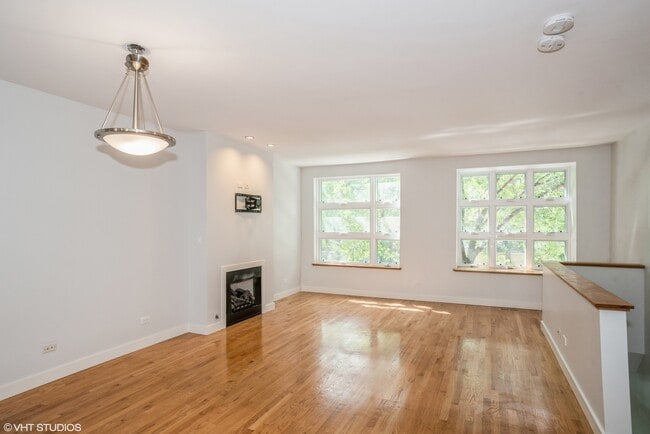 Building Photo - 7211 N Oakley Ave