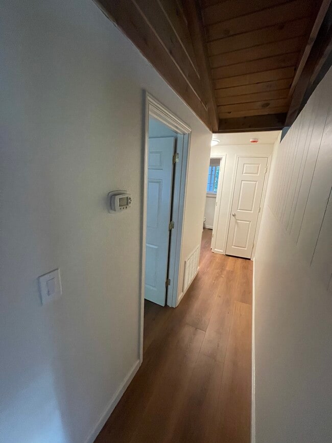 Building Photo - 6876 Ridgeway Dr