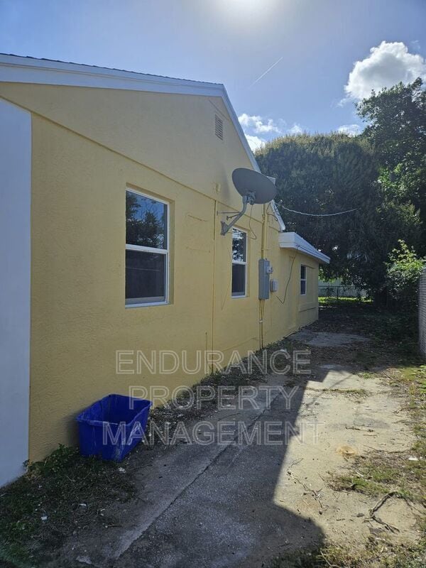 Building Photo - 809 W 5th St