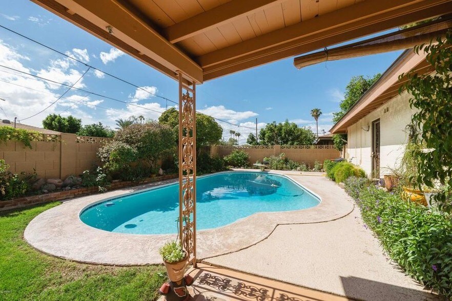 Building Photo - 1113 E Balboa Dr