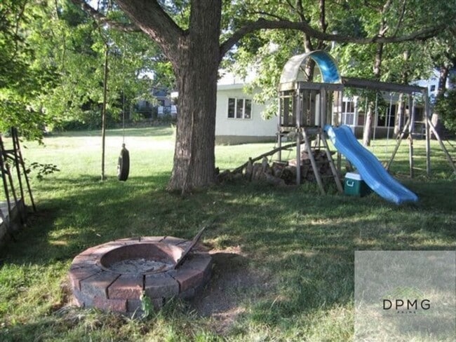 Building Photo - 9310 Oakdale Dr