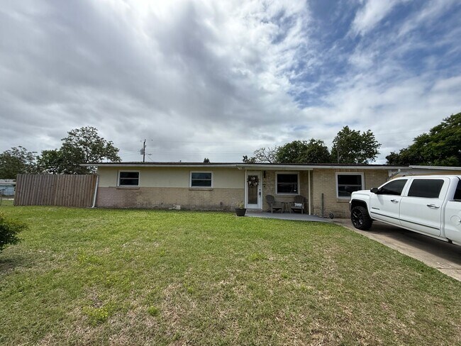 Building Photo - Spacious 4-bedroom, 2-bath pool home
