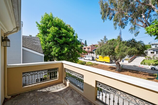 Building Photo - Spacious detached townhome available in So...