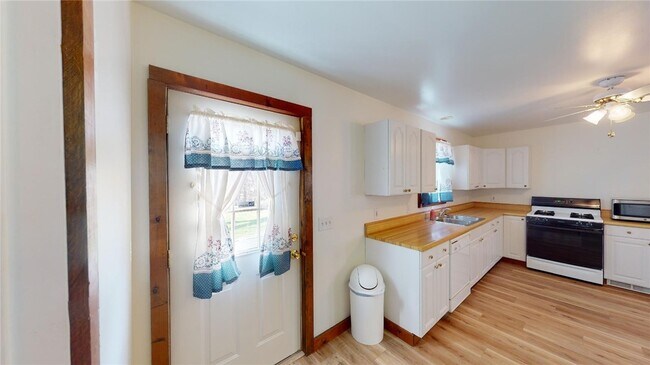 Building Photo - 357 Lowden Point Rd