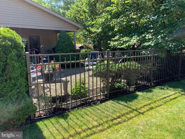 Building Photo - 330 Parkwood Dr