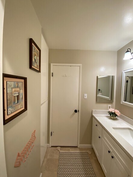 Building Photo - 5484 Roundtree Dr