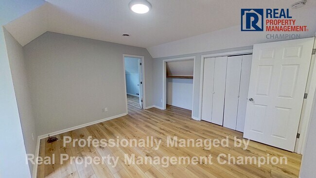 Building Photo - Charming Home Backing up to Arrowhead Park...