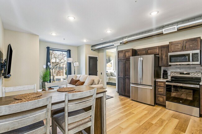 Building Photo - CORPORATE LEASE AVAILABILITY FOR 3, 6, OR 12 MONTHS! ALL BILLS AND PARKING INCLUDED!