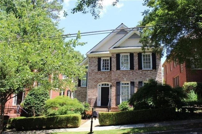 Building Photo - 704 Longleaf Dr NE