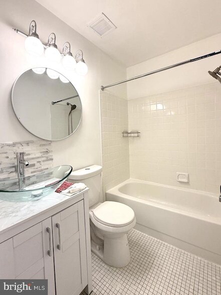 Building Photo - 532 Riviera Dr