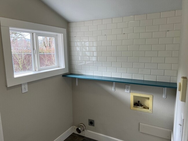 Building Photo - Updated 3 bedroom 1 bathroom house in Thur...