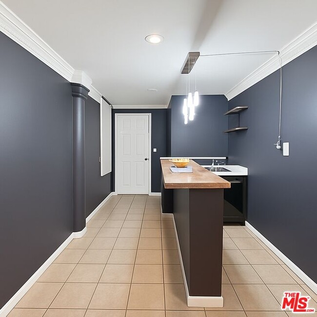 Building Photo - 6551 Franklin Ave