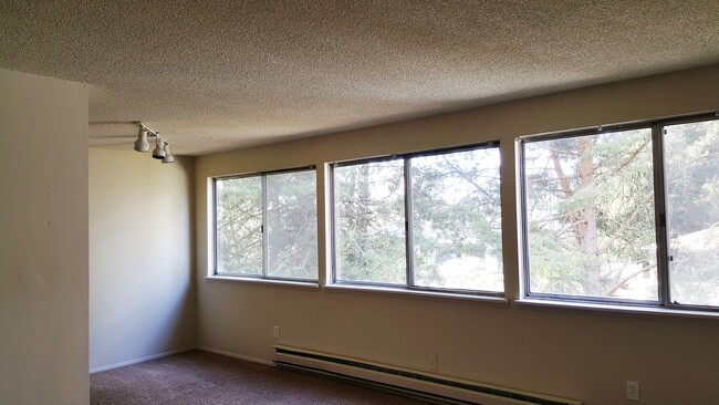 Building Photo - 1 bedroom 1 bath upstairs apartment