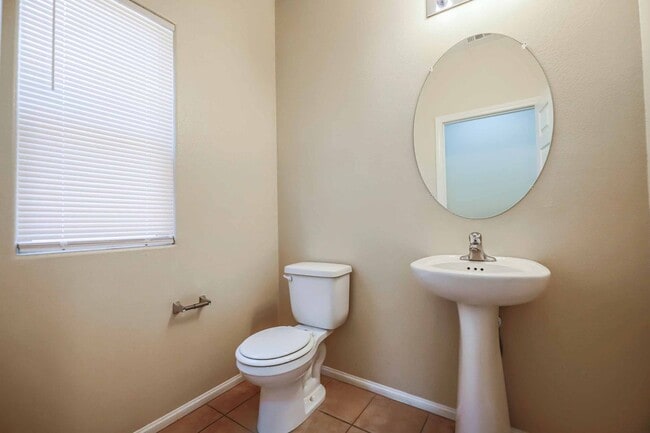 Building Photo - Charming 4 Bedroom Home in Gated Community with Community Pool & Courtyard Entry!